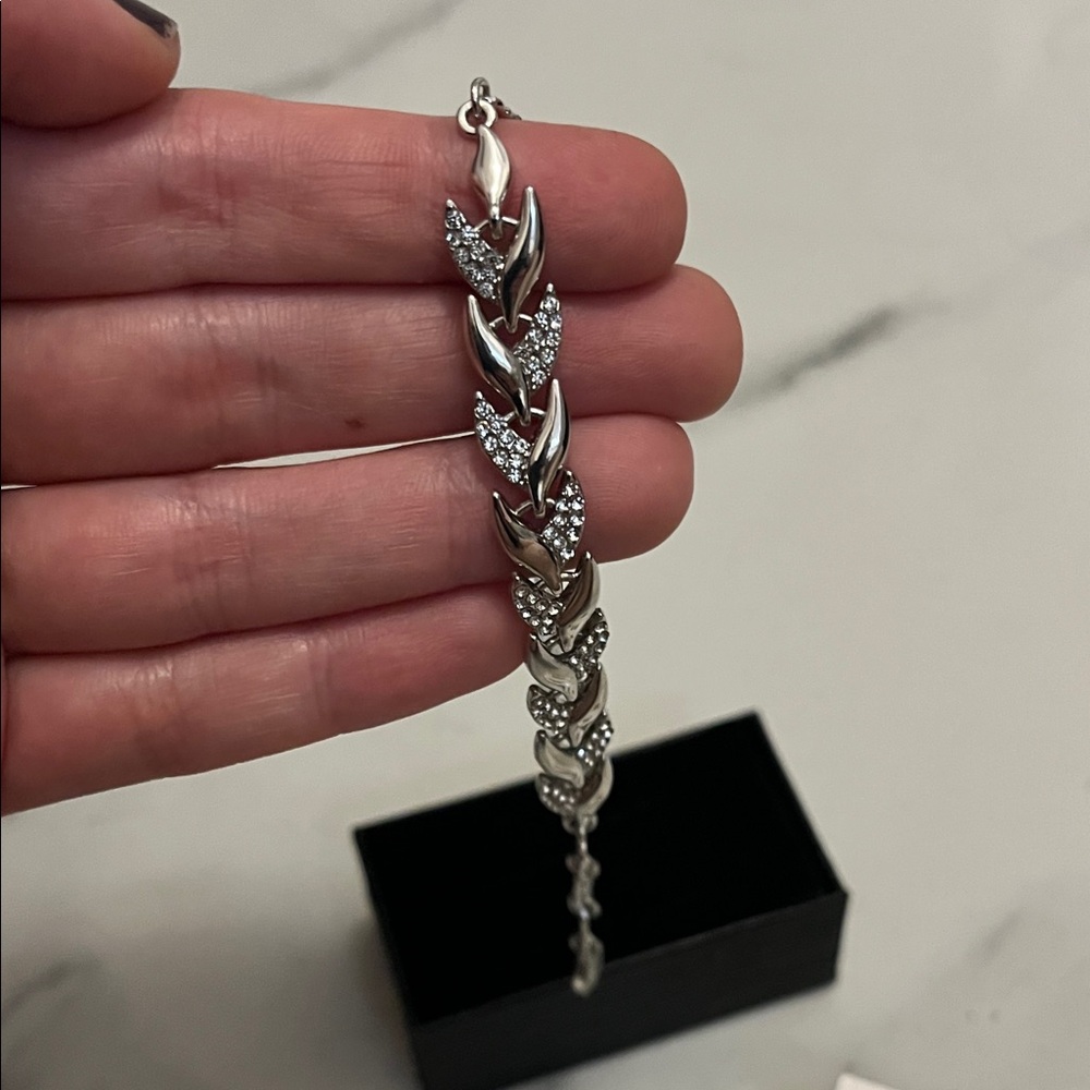 Fashion Jewelry Silver Leaf Link Bracelet with Matching Earrings - Picture 5 of 6